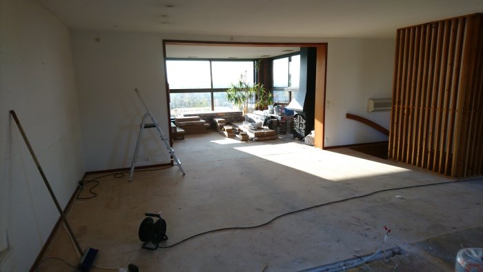 Renoveringsprocess i kök med rivet golv och nya IKEA köksdelar redo för installation.