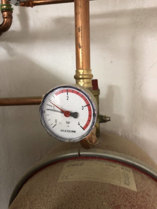 Manometer visar lågt tryck på en värmesystemstank i ett hus.