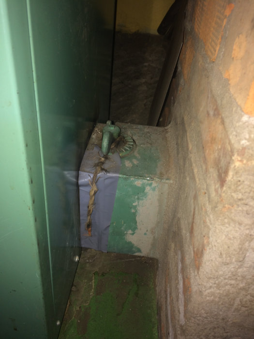 Föråldrat spjällreglage för Komipanna CTC 451B i ett pannrum, i behov av instruktioner för användning.