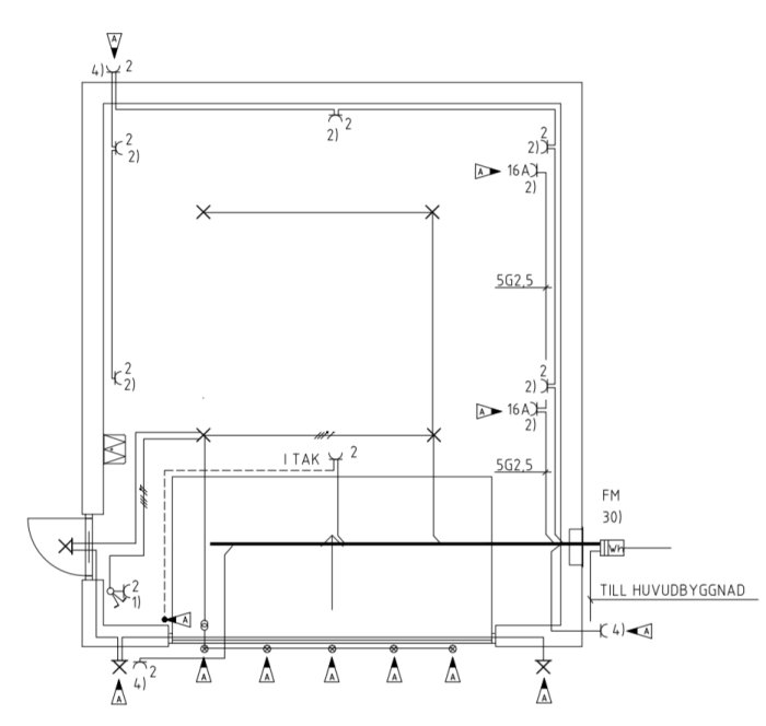 Teknisk ritning av elinstallationer i ett rum med mått och markeringar för rördragning.