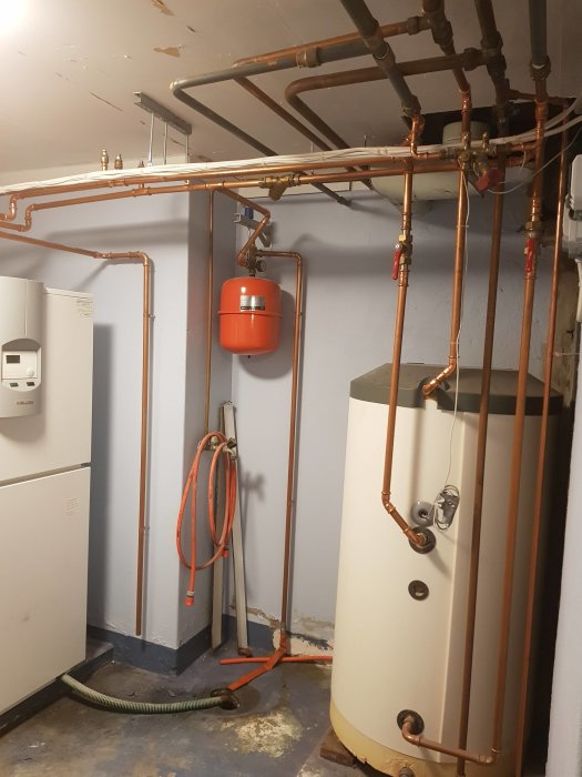 Uppställning av en Stiebel Eltron WPL-10 värmepanna med kopparledningar och expansioskärl i ett pannrum.