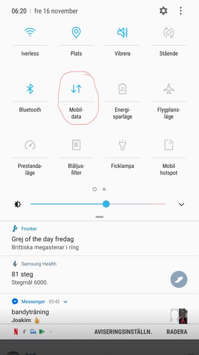 Skärmdump av en smartphone med neddragen menyflik med fokus på mobildataknappen markerad i rött.