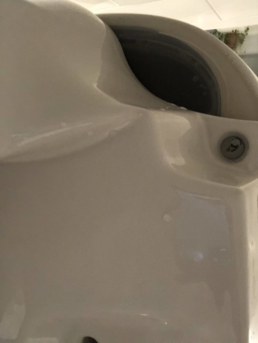 Ny toalettstol Ifö sign 6861 med potentiellt läckage vid botten synlig.