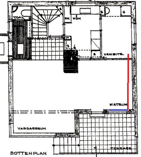 Ritning av bottenvåning med markerade rörledningar till element i rött och blått.