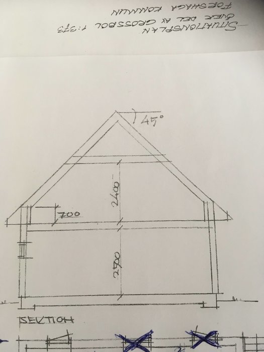 Handritad skiss av garagekonstruktion med mått och A-takstolar.