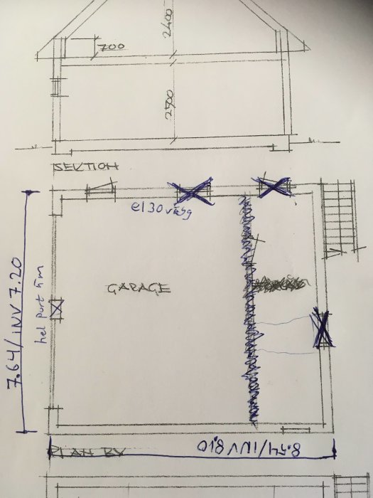 Handritad garageplan med mått och sektion för takkonstruktion, överstrukna delar och anteckningar.