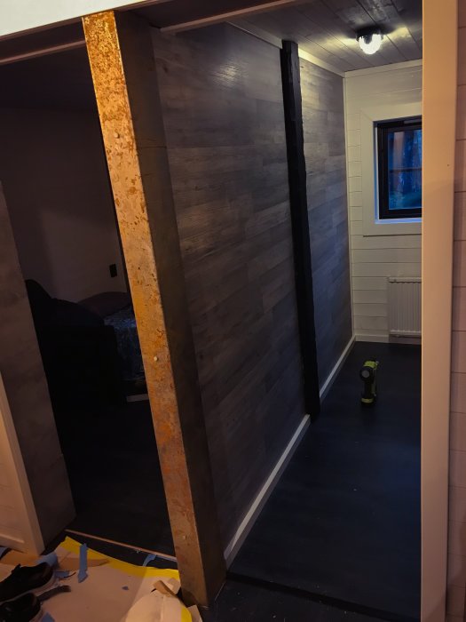 Nyinstallerad väggplåt i ett renoveringsprojekt med verktyg synligt på golvet.