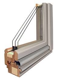 Tvärsnitt av ett fönster som visar isolering och konstruktion.