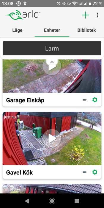 Skärmbild av en säkerhetskamera-app visar olika vyer från en fastighet, inklusive en larmnotis.