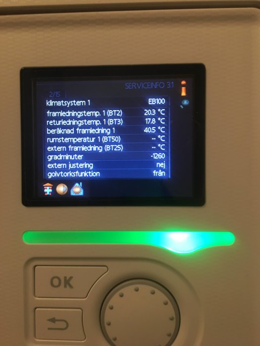 Digital termostat visar klimatsystemets temperaturinställningar samt serviceinformation.