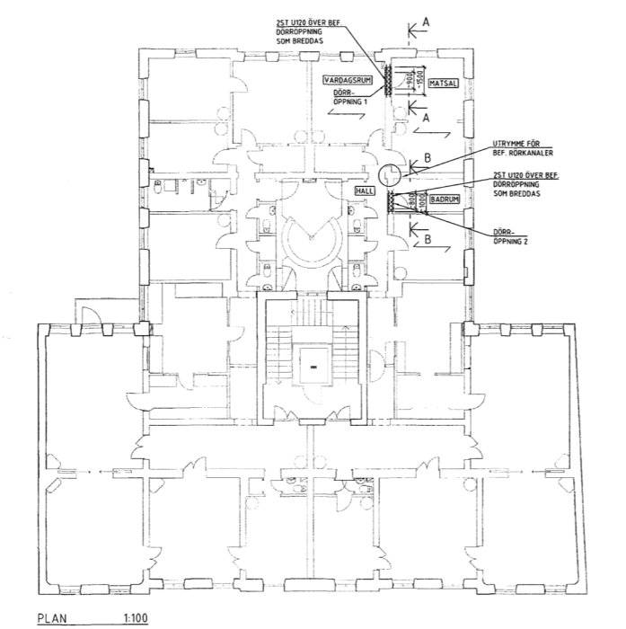 Kerrostason pohjapiirros, jossa näkyy huoneita, käytäviä ja kantavia seiniä markkeerattuna. Keskiosassa portaikko, oikealla kylpyhuone.
