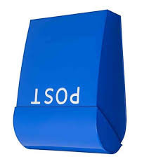 Blå postlåda upp och ner med texten spegelvänd, symboliserar dålig placering.