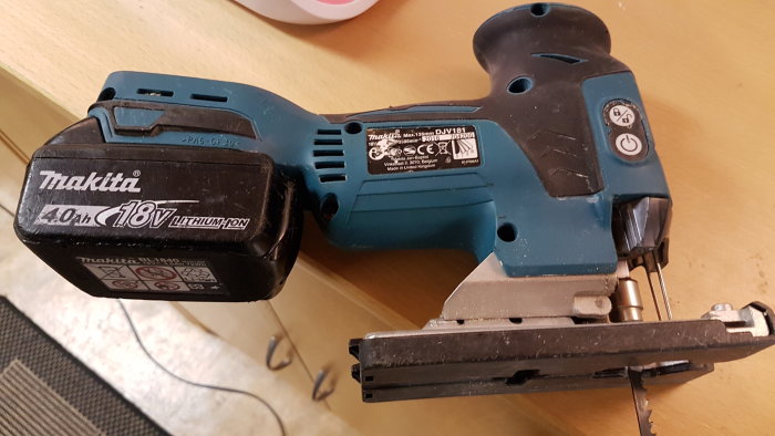 Makita sticksåg med 18V litiumjonbatteri på ett bord, användare nöjd med ergonomin.