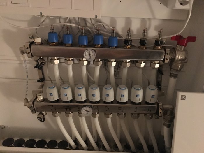 Värmefördelare med urkopplad växelventil, inställd termostat och tryckmätare som visar 37 grader.