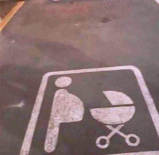 Markering på parkering med symbol för överviktig person och klotgrill som liknar barnvagn.