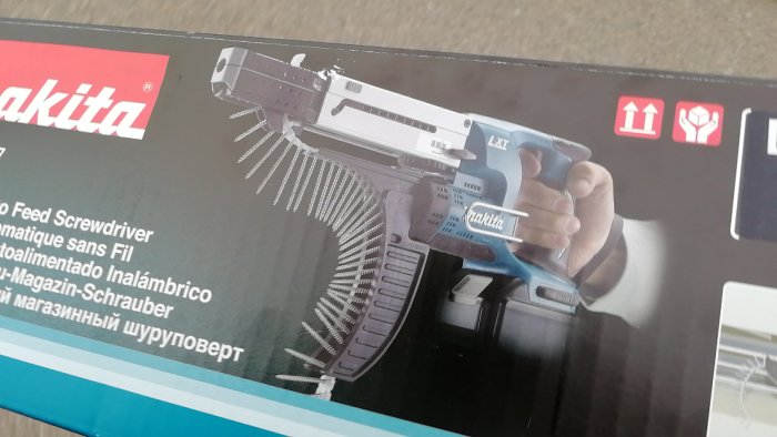 Makita automatisk skruvdragare på en produktförpackning med skruvar på matarband.