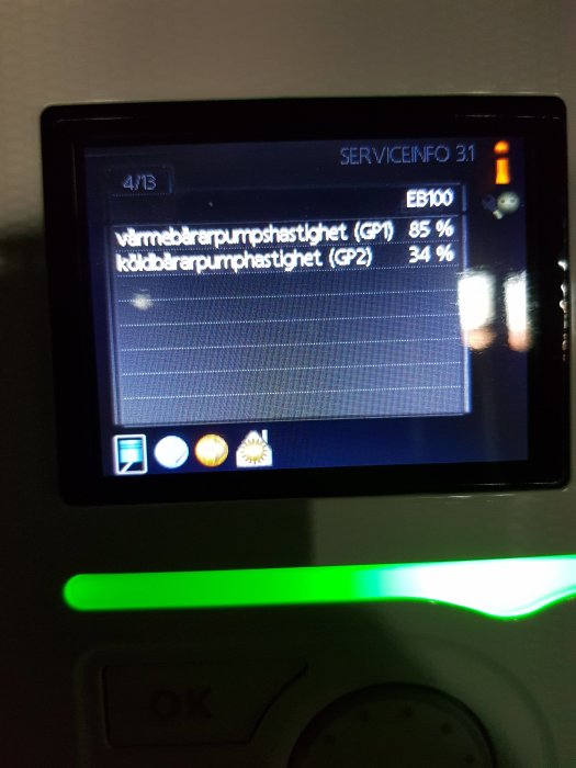 Skärmdump av en värmepumpsmeny som visar värmebärar- och kylbärarpumpshastighet i procent.