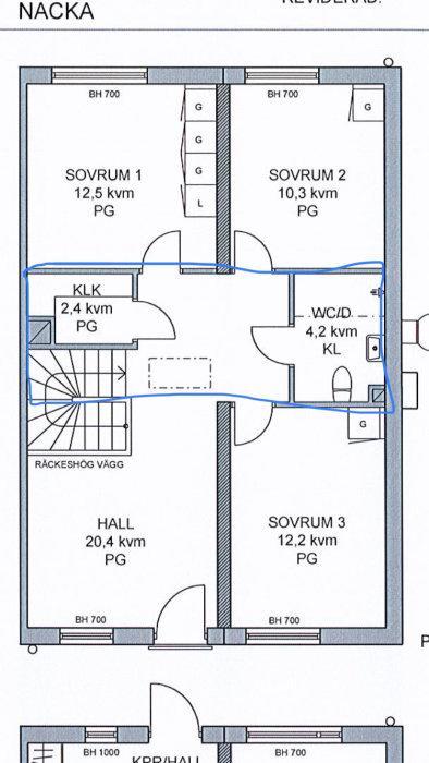 Plansskiss av en våning med markeringar, visar sovrum, klädkammare, WC och hall, samt en blåmarkerad yta som föreslår ombyggnadsområde.