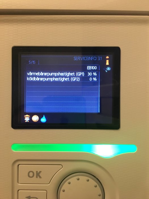 Display på en värmepump med en indikator som visar varmebararpumpshastighet 30% och koldbararpumpshastighet 0%.