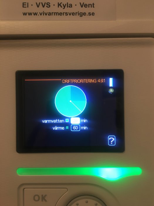 Styrenhet för växelventil med display som visar driftsprioritering till varmvatten istället för värme.