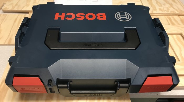 Bosch L-boxx 102 verktygslåda på ett bord, den nya modellen som nämns i försäljningsinlägget.