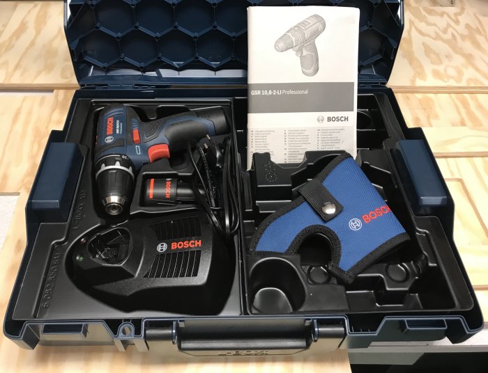 Bosch skruvdragare med 2 batterier, laddare och hölster i L-boxx 102.