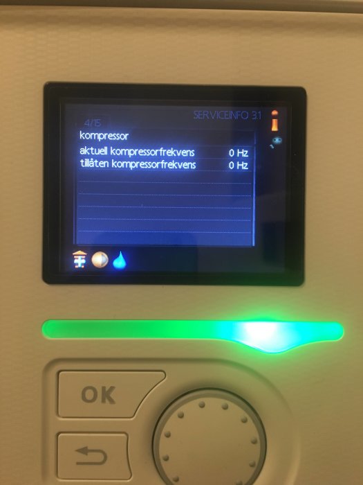 Display visar kompressorfrekvens på 0 Hz på en värmepumpsregulator eller styrsystem.