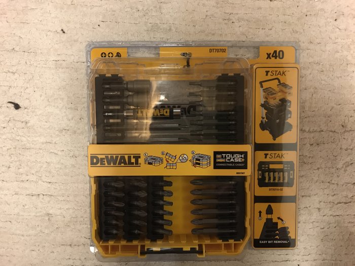 Ny DeWalt bitssats förpackad med 50mm bits på vit bakgrund.