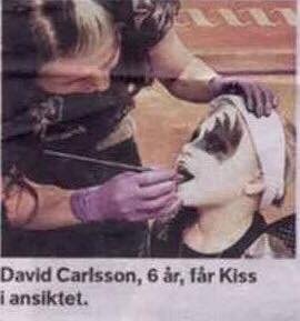 Barn får ansiktsmålning som liknar bandet Kiss av makeupartist.