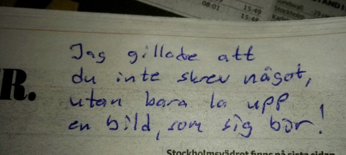 Handskriven text med bläck på en tidningssida som säger "Jag gillade att du inte skrev något, utan bara la upp en bild som säger bör!