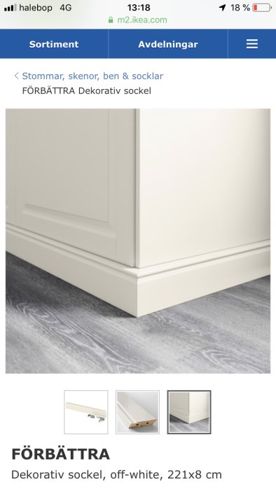 Dekorativ köksockel från IKEA i off-white, monterad mellan golv och skåpskant.