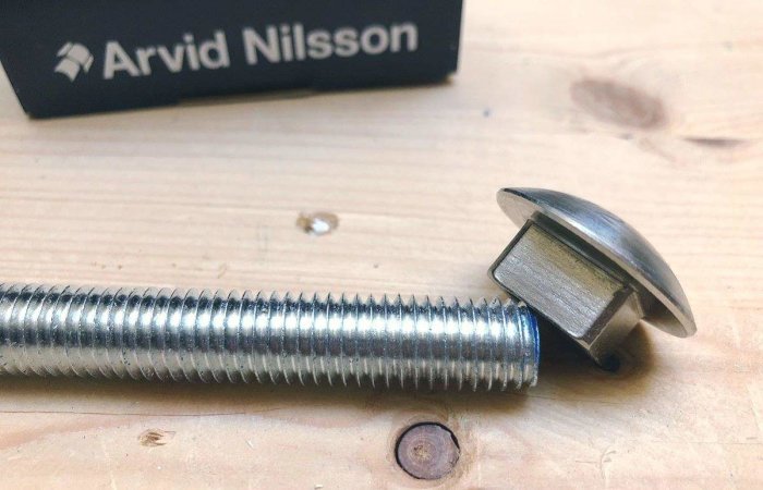Vagnsbult med unik skalle på träyta framför en Arvid Nilsson-logotyp.