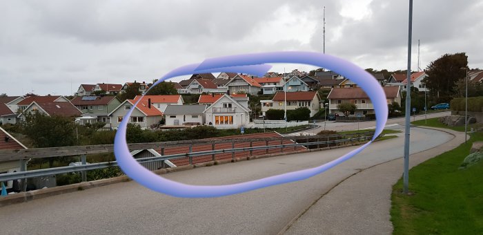 Utsikt över villaområde med markerat hus där parkering för husbil planeras.