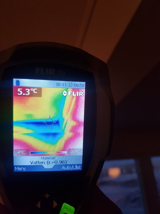 Värmekamerabild visar en kall vägghörna på 5.3°C i ett nybyggt hus där användaren undersöker kalla drag.