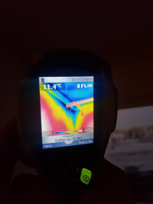 Värmekamerabild som visar temperaturskillnader i ett rum, kallare hörn med 11.4°C indikerat.