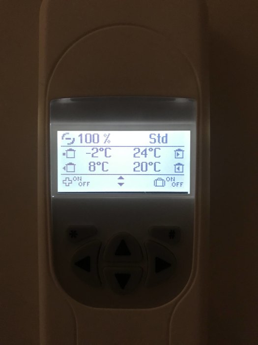 Digital display på en Heru 100 ventilationssystem visar temperaturer för till- och frånluft med inställningsknappar.