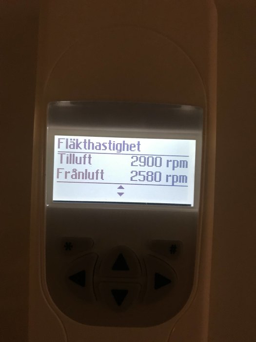 Display som visar fläkthastighet för tilluft och frånluft med värdena 2900 respektive 2580 rpm på ventilationssystem.