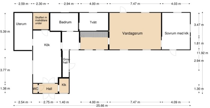 Planritning som visar en bostads layout med stort kök, badrum, tvättstuga, vardagsrum, sovrum och utan matsal.