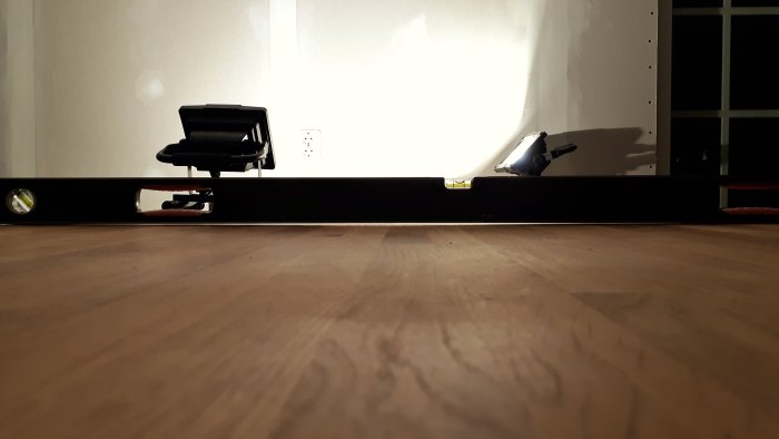 Kupad ek-bänkskiva med vattenpass som visar ojämnheter tvärs fibrerna.