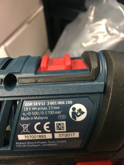 Närbild av etikett på en Bosch borrskruvdragare med specifikationer och tillverkningsland.