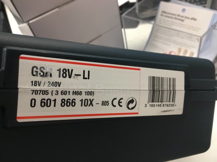 Etikett på en verktygslåda med texten "GSR 18V-LI" och streckkoder.