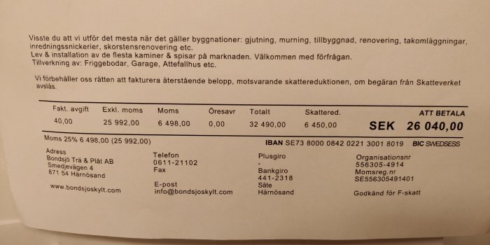 Faktura med kostnadsuppdelning, moms och betalningsinformation för byggtjänster från Bondsjo Trä & Plåt AB.