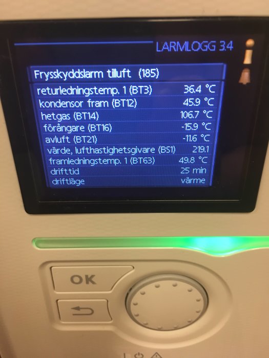 Värmesystemets kontrollpanel visar ett frys-skyddslarm och temperaturstatus för olika komponenter.