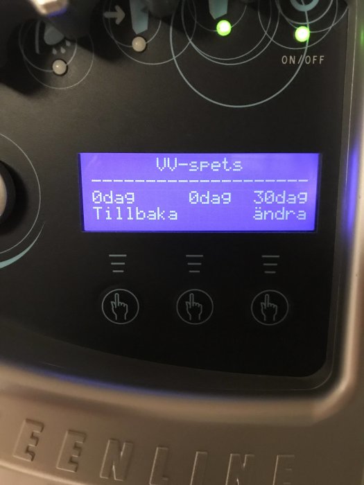 LCD-skärm på en apparat med texten "0dag 0dag 30dag Tillbaka ändra" och symboler som anger knappfunktioner.