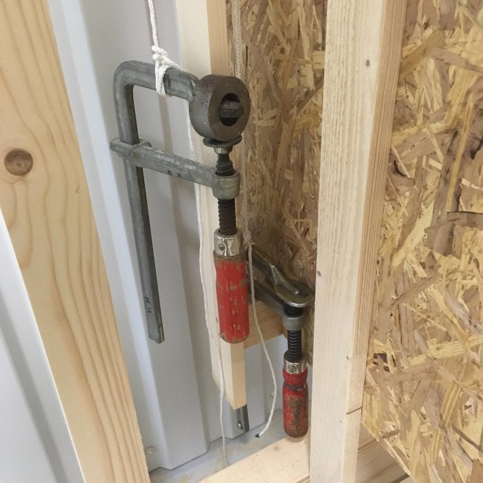 Två tvingar hängande som motvikter på en hemgjord balansanordning i ett snickeri.