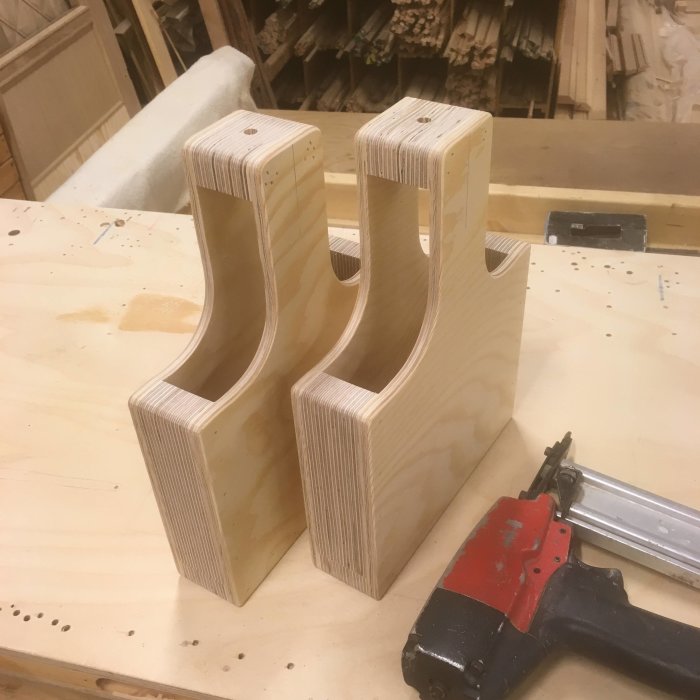 Två hemgjorda träblock vid en tving och arbetsbänk i snickeri.