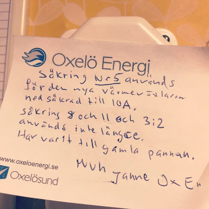 Handskrivet meddelande om elinstallation från Oxelö Energi med instruktioner för ny värmesäkring.