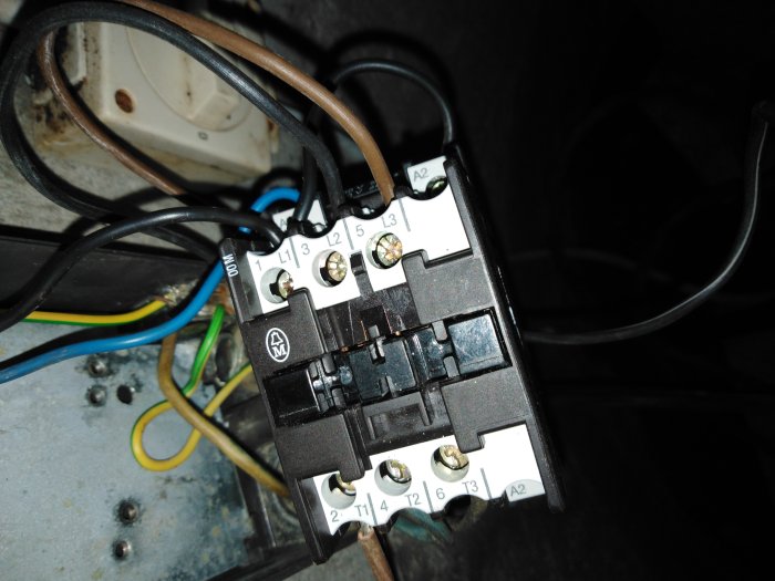 Kontaktor för vattenpump med förväxlade kablar och osäkerhet om anslutning A1 och A2.