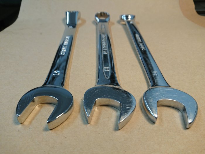 En ny och två gamla blocknycklar i olika storlekar med fokus på design och greppkvalitet jämförs på en bordsskiva.