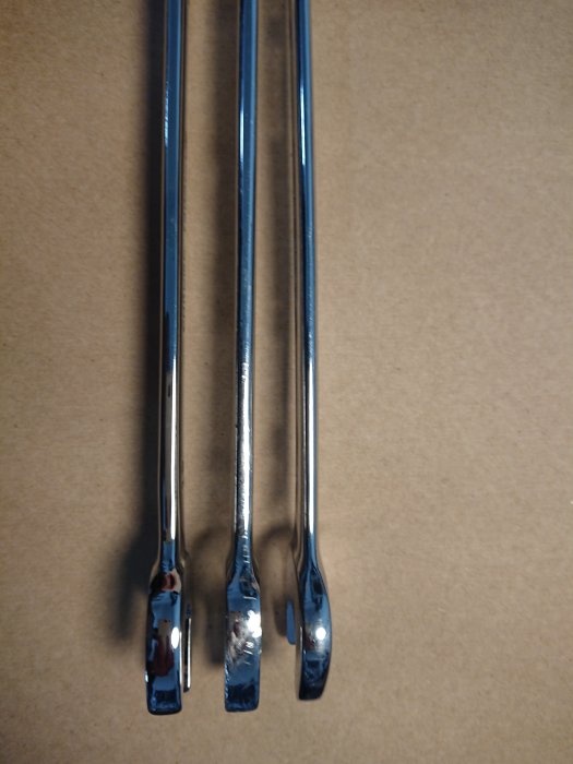 Tre blocknycklar i jämförelse, ny till vänster och två äldre modeller till höger.